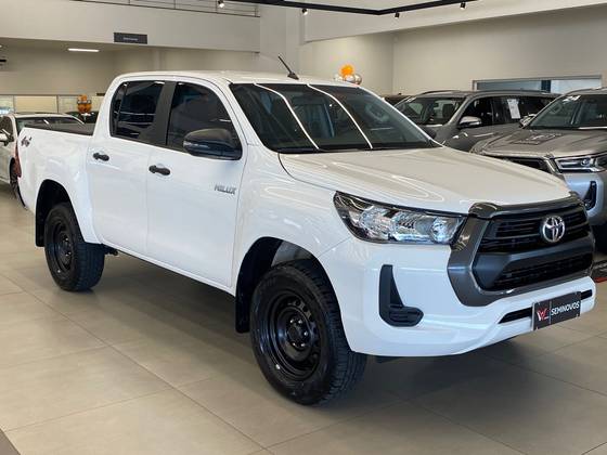 TOYOTA HILUX 2.8 D-4D TURBO DIESEL CD POWER PACK 4X4 MANUAL TOYOTA HILUX 2.8 D-4D TURBO DIESEL CD POWER PACK 4X4 MANUAL